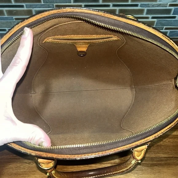 Authentic LOUIS VUITTON monogrammed Ellipse MM Handbag - Picture 6 of 9